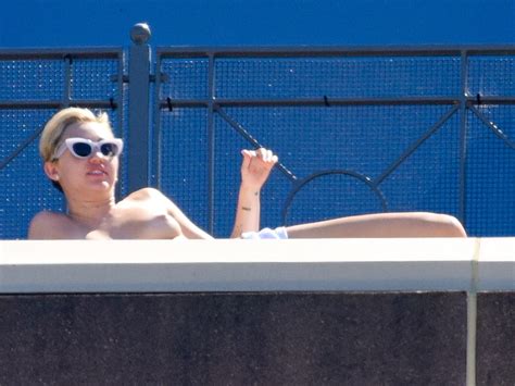 Naked Miley Cyrus In Topless On A Hotel Balcony In Sydney