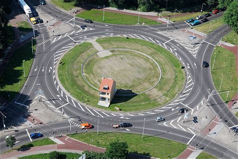 draaiend huis op rotonde john koermeling tilburg  conceptuele kunst stadsplanning