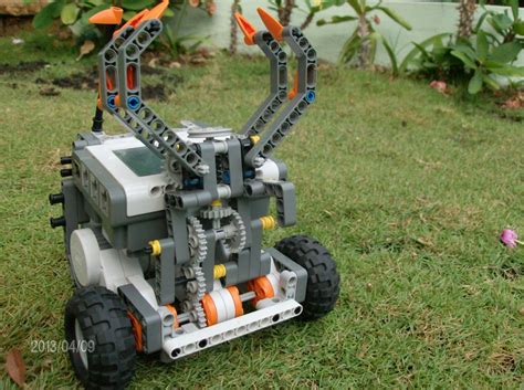 lego nxt robot holds  lifts lego mindstorms robot lego robot