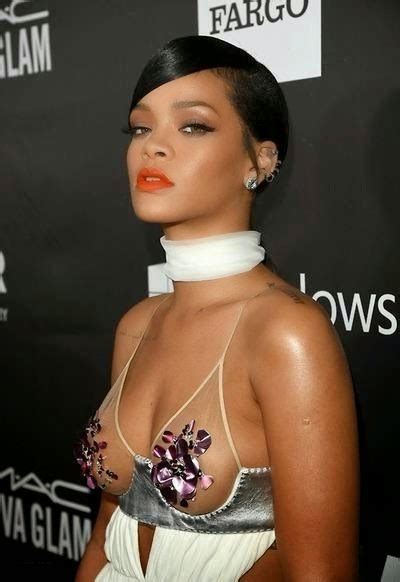 rihanna exposes boobs and covers only niples with blings