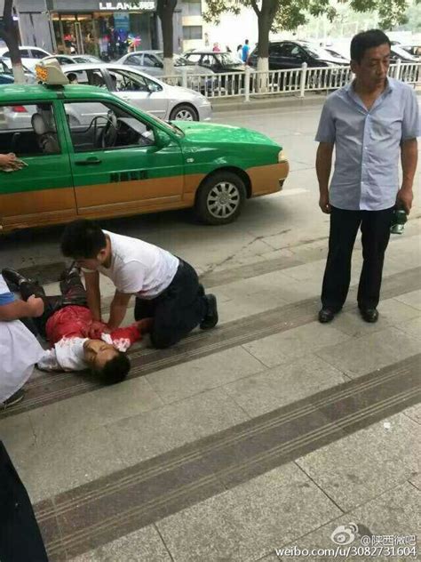 延安男子捅伤保安 白衣染红 嫌疑人强行将其情人拉走被保安阻止——人民政协网