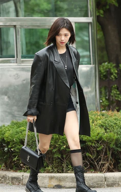 twice s jeongyeon looks like a rockstar princess while heading to music