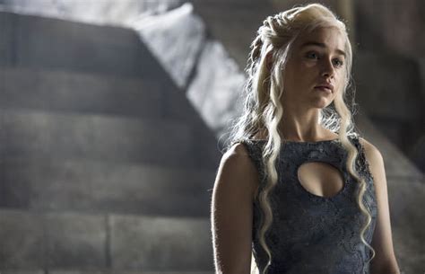 emilia clarke can t stand doing sex scenes in game of