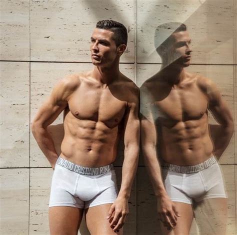 Cristiano Ronaldo Posta Foto De Cueca E Agita Fãs Vogue Gente