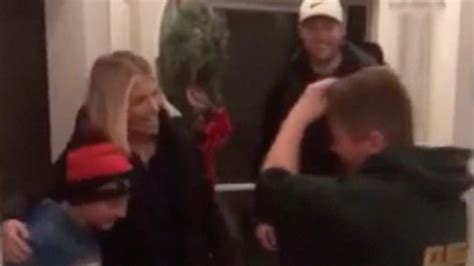Lions Qb Matthew Stafford And Wife Kelly Pay Surprise Christmas Visit