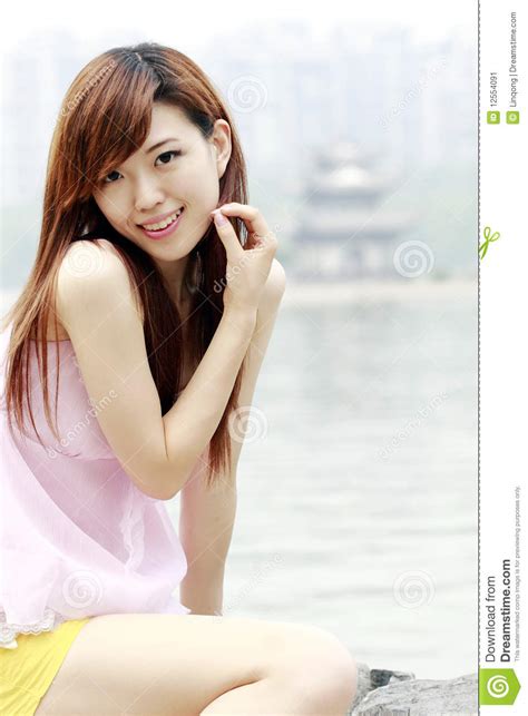 mooi aziatisch meisje in openlucht stock afbeelding