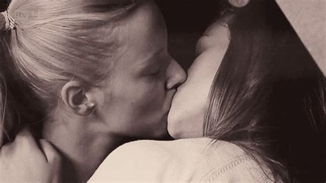 lesbian hot kissing mature lesbian