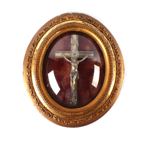 antieke crucifix  ovale lijst met bol glas vindingrijk kringloopwarenhuis breda