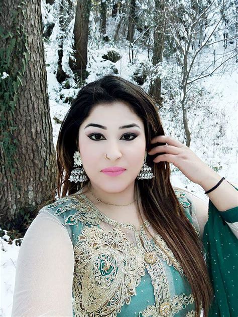 pashto world pashto actress dancer muneeba shah  hot pictures