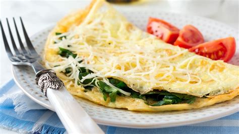 disfruta de un desayuno saludable con un omelette de queso y espinacas