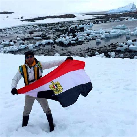 بالصور والفيديو أول مصر يسبح في مياه القطب الجنوبي، كما أنه رفع علم مصر