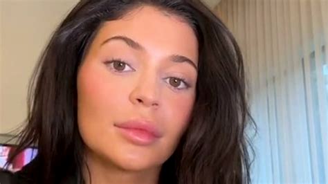 kardashian fans beg kylie jenner to stop wearing makeup and think the