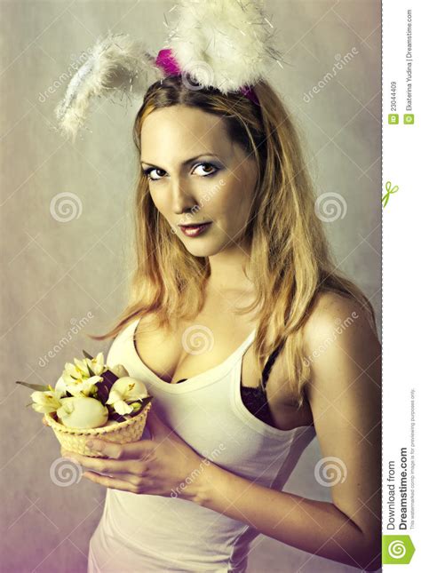 Femme Sexy Lapin De Pâques Avec Le Panier Des Oeufs Image Stock