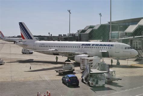 vliegtuigen bij terminal de luchthaven van barcelona spanje redactionele stock foto image