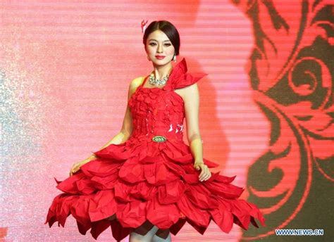 Charming Girls Display Dresses Made Of Chinese Rice Paper 5 People