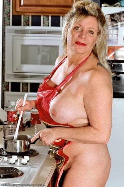 It S Hot In The Kitchen Women Or Men Wearing Aprons Page 11 Xnxx