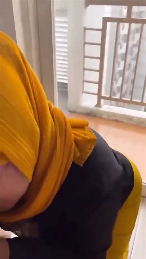 une belle mère en hijab suce la bite de son beau fils en vacances