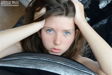 fotos xxx ucranianas de 18 años desnudas cara perfecta pendeja morocha de ojos azules en