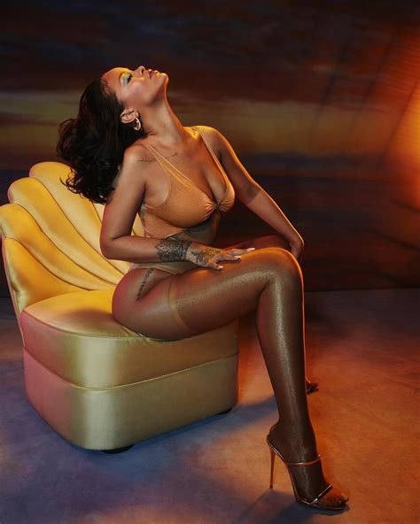 rihanna shows her gorgeous body in hot yellow lingerie thefappening cc