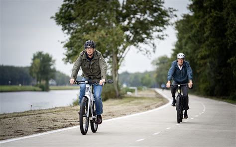 anwb  op de  fietsers voelt zich vaak onveilig op fietspad dagblad van het noorden