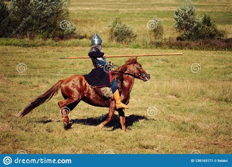 de ridderstrijd middeleeuwse gepantserde ruitermilitair met lans de ruiter op paarden  op het