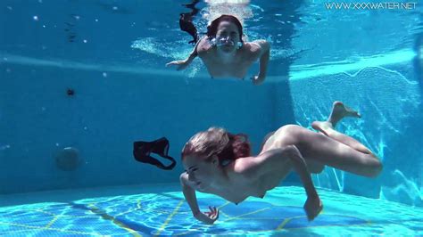 underwater show jessica and lindsey swim naked in the pool porndoe