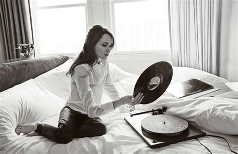 Women Actress Brunette Long Hair Sitting Ellen Page