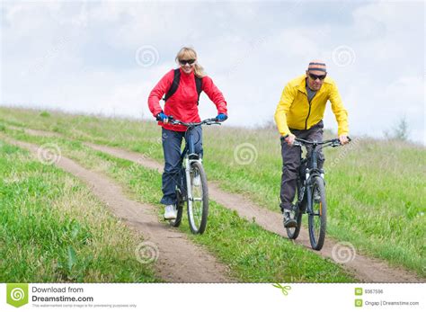 twee fietsers stock foto image  groen gezond gras