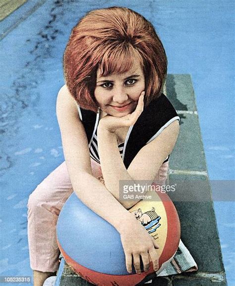 Scottish Singer Lulu Photos And Premium High Res Pictures Getty Images