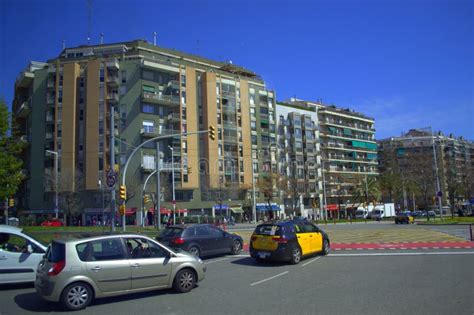 de boulevard van barcelona spanje redactionele stock foto image  verbinding gebouwen