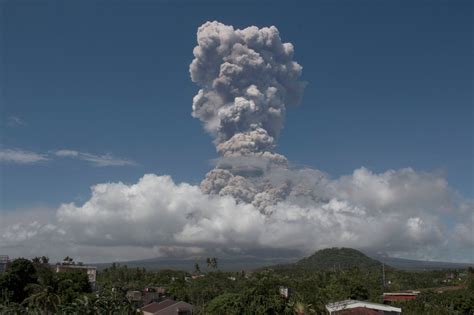 philippines raises alert level  mayon volcano eruption intensifies