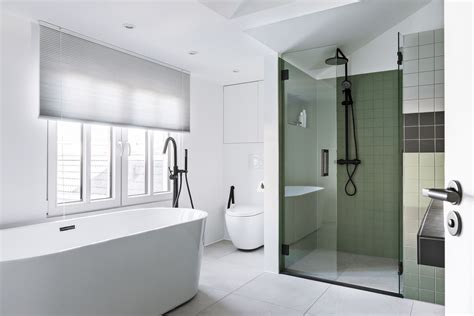 karwei de ene kant van deze badkamer  kleurrijk  groen en grijs met zwarte details de