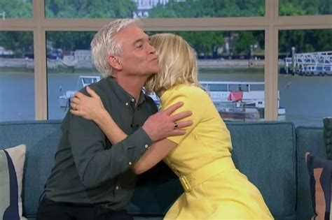 Holly And Phils Awkward On Air Kiss Dubbed Cringiest Moment Ever On