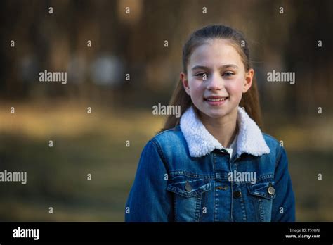 Der 12 Jährige Mädchen In Einem Jeansjacke In Einem Sommer Posing Pine