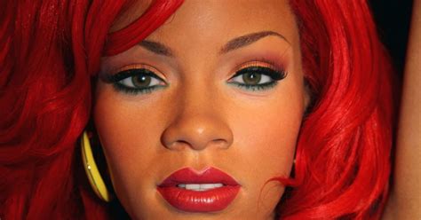 Rihanna Nue Sur Une Couverture Défigurée Dans La Rue