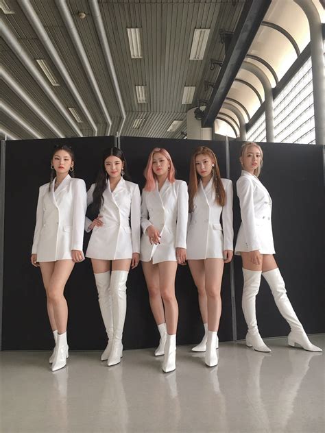 Pin By Nguyên On Itzy Itzy Kpop Outfits Stage Outfits