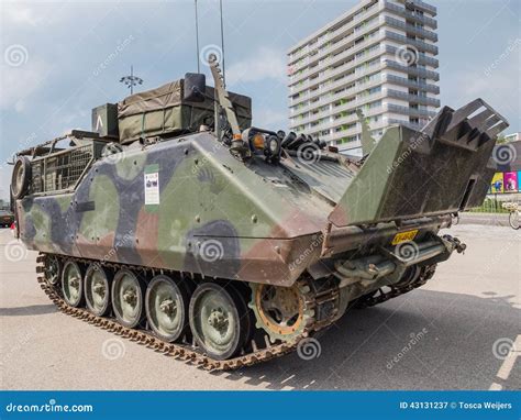 nederlandse militaire tank redactionele fotografie afbeelding bestaande uit bewapend
