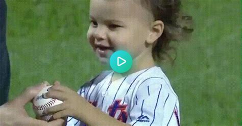 David Wright Has His 2 Year Old Daughter Throw Out The First Pitch