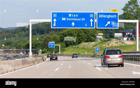 verkehr und richtung zeichen auf autobahn autobahn  im wienerwald