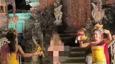 Viral Video Bule Wanita Telanjang Tiba Tiba Naik Ke Atas Panggung
