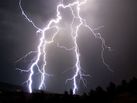 lightning flash 440 miles long in brazil sets world record
