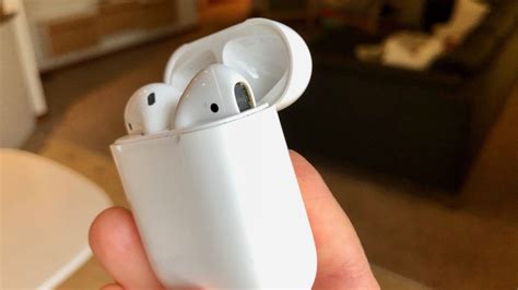 clean  dirty airpods  charging case tomac