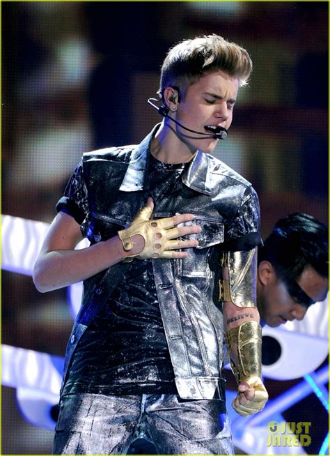 justin bieber performs at teen choice awards 2012 photo