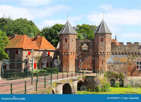 middeleeuwse stadsmuur langs de eem rivier  amersfoort stock afbeelding image  ambitie