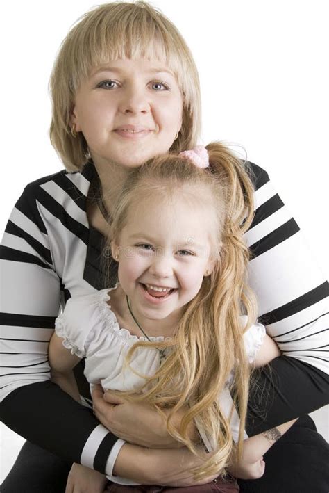 portret van moeder en dochter  supermarkt stock afbeelding image  winkelen helpen