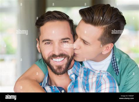 Deux Hommes Homosexuels Qui Sembrassent Banque Dimages Photo Stock