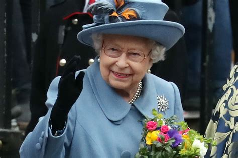 queen elizabeth becomes first british monarch to reign for 25 000 days