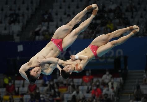 china wins  olympic synchro diving medal   silver ap news