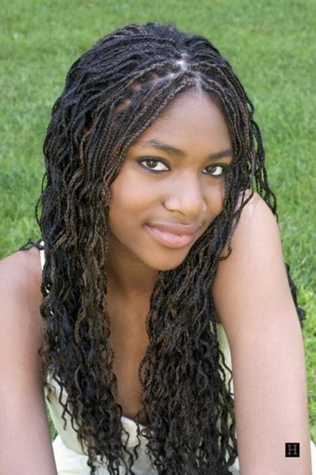 Sicuramente, mantenere legati i capelli per molto tempo . Acconciature con treccine afro