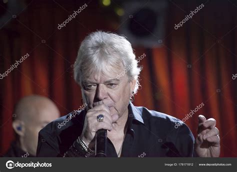 lead singer russell hitchcock  air supply performs  bb kin